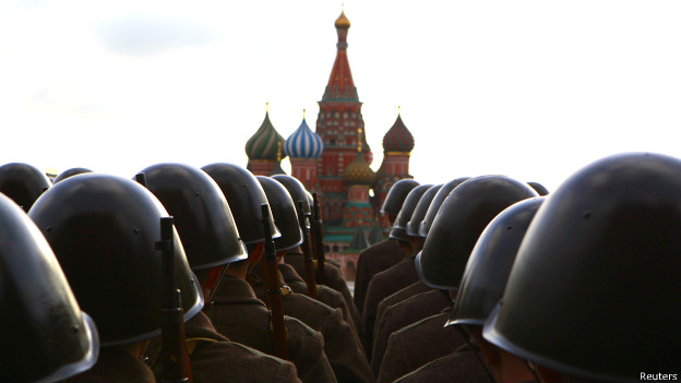 Militares rusos en un desfile en Moscú
