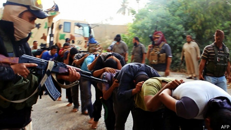 Militantes de ISIS contra fuerzas iraquíes