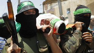 Militante de Hamas durante el entierro de uno de sus colegas 
