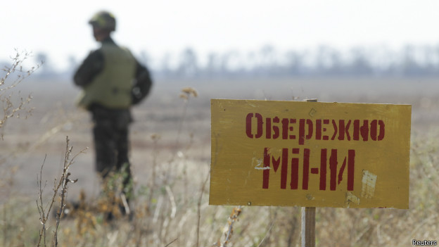 Soldado ucraniano de guardia en las afueras de Mariupol, el sábado