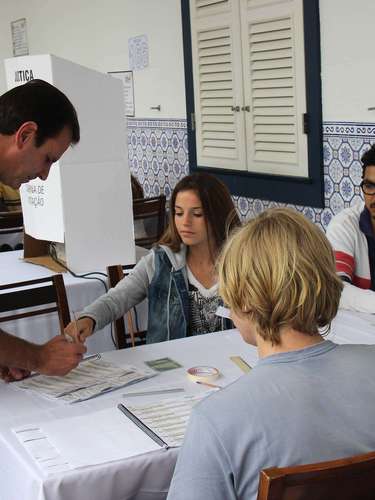 O prefeito do Rio de Janeiro, Eduardo Paes vota no Gávea Country Club, em São Contado, no Rio de Janeiro