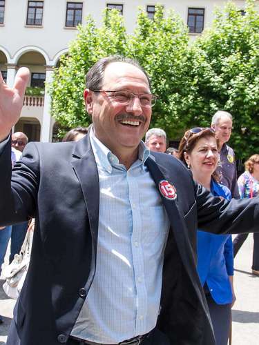 O candidato ao governo do Rio Grande do Sul, José Ivo Sartori, chega para votação no Colégio Carmo, em Caxias do Sul, RS