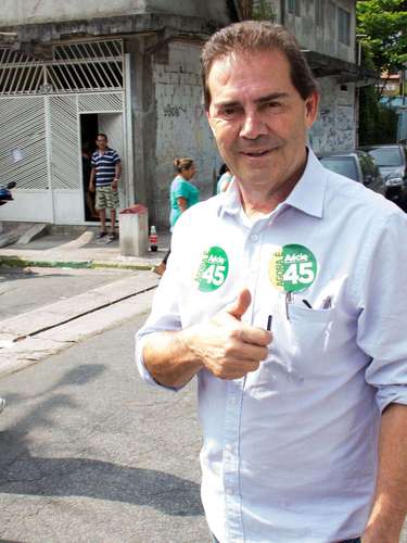 O presidente licenciado da Força Sindical e do Partido Solidariedade, Paulo Pereira da Silva ( Paulinho da Força ) vota na Escola Estadual Professor Edgard Pimentel Rezende, zona norte de São Paulo