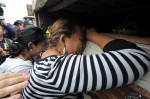 Teresa Muñoz, madre de las hermanas Sofía y María José Alvarado, durante el cortejo fúnebre. LA PRENSA/AFP