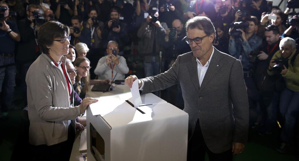 Artur Mas, depositando su voto al mediodía en Barcelona. (Reuters)