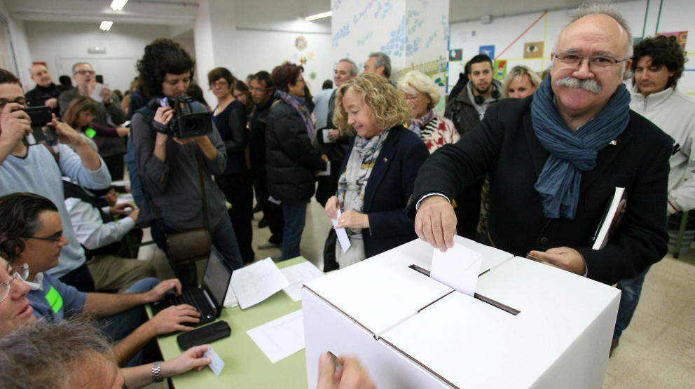 Carod-Rovira deposita su papeleta en el Instituto Pons d'Icart en Tarragona. (Efe)