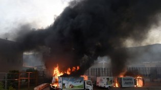 Estudiantes incendian vehículos en Guerrero