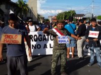 Marchan en el interior del pa