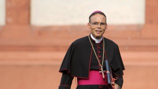 Obispo derrochador reaparece en el Vaticano