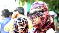 Mujer con el rostro cubierto por el calor