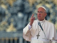 El papa acepta cese de obispo de Kansas por pederastia
