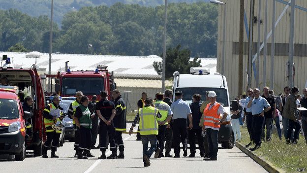 Al lugar llegaron rápidamente servicios de rescate y fue acordonado por la policía.