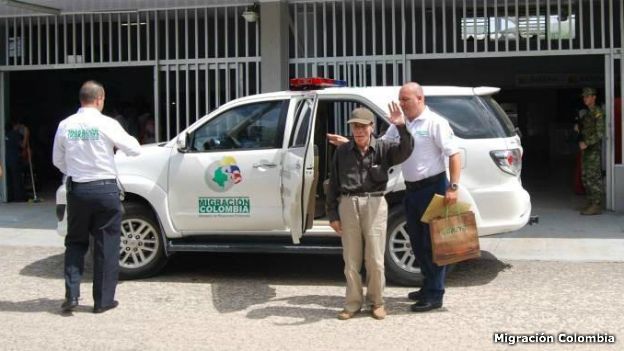 Pedro Gonzalo Larrondo Saavedra con funcionarios de Migración Colombia en el aeropuerto de Leticia