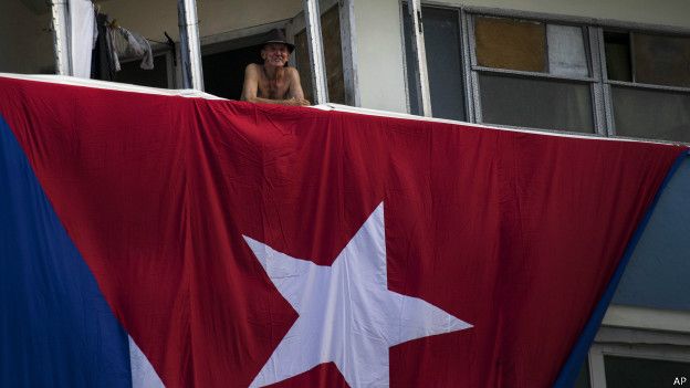 Izando la bandera de EE.UU. en La Habana