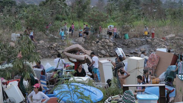 Colombianos cruzan el río Táchira