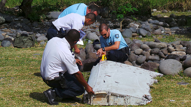 Hallan un fragmento de avión que podría pertenecer al vuelo MH370 de Malaysia Airlines