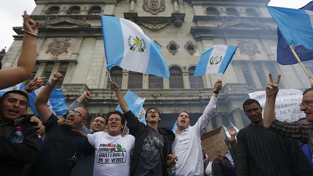 Festejos en Guatemala tras el retiro de la inmunidad al presidente Otto Pérez Molina