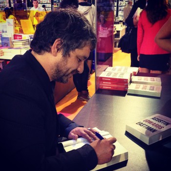 Herrero firmando libros