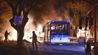 Bomberos intentan apagar el fuego provocado por la explosión.