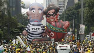 Muñecos inflables de la presidenta Dilma Rousseff y del exmandatario Lula da Silva circularon este domingo por las calles de Sao Paulo.