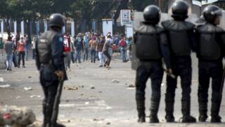 Policía ante manifestantes en San Cristobal