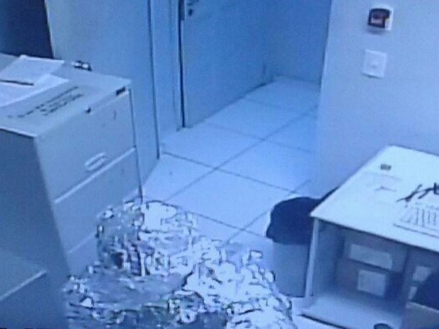 Homem ficou totalmente coberto por papel alumínio para invadir banco (Foto: PM/Divulgação)