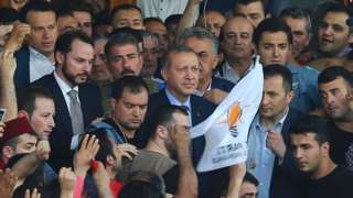 Rodeado de una multitud que lo aclamaba, Erdogan dijo que "el gobierno está en control".
