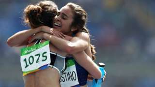 La atleta neozelandesa Nikki Hamblin (izquierda) y la estadounidense Abbey D'Agostino (derecha).