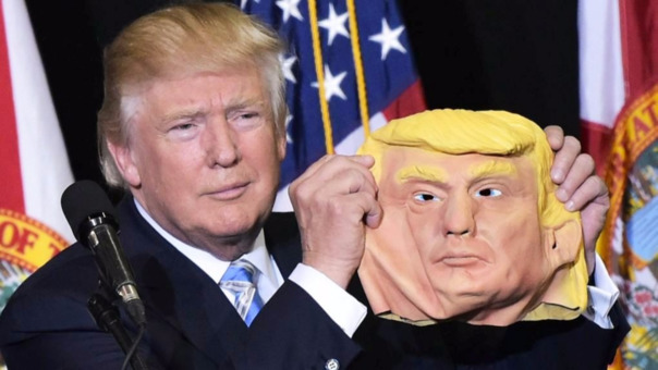 Durante un mítin en Halloween, Trump posó con una máscara de sí mismo. Para los analistas, el presidente electo usó una máscara de promesas populistas para hacerse con el poder.