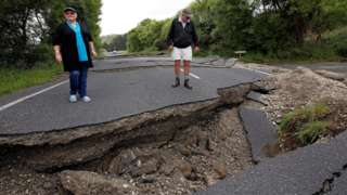 Pavimento roto por el terremoto.