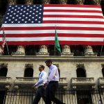 Una bandera estadounidense cuelga sobre la Bolsa de Valores de Nueva York, el 15 de septiembre de 2015. La agenda de política económica de Trump conduciría probablemente al aumento de los precios.  (Spencer Platt / Getty Images)