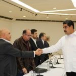 Presidente Nicolás Maduro estrechando la mano de Jesús Torrealba, secretario general de la Mesa de Unidad Democrática, una de las figuras de la oposición. Foto: Twitter Nicolás Maduro