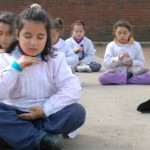 Alumnos de 6° grado de la Escuela primaria N° 97, “Federico García Lorca”, de Montevideo, Uruguay practicando la meditación (quinto ejercicio de Falun Dafa)