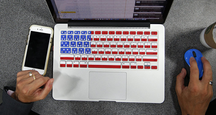 Ordenador con el teclado que muestra la bandera de EEUU