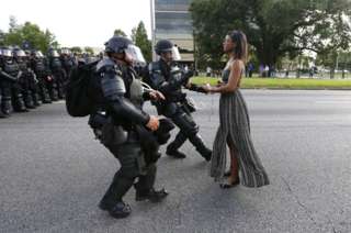 Una manifestante en Alton Sterling siendo detenida cerca del cuartel de la policía en Baton Rouge, Luisiana, EE.UU.