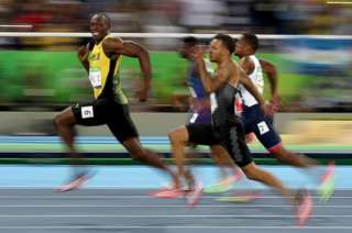 Usain Bolt durante la carrera semifinal de 100 metros en Rio de Janeiro, Brasil, el 14 de agosto de 2016.