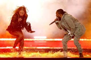 Beyoncé cantando con Kendrick Lamar en la ceremonia de los premios de Black Entertainment Television (BET) en Los Ángeles