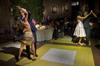 Barack Obama y Michelle Obama bailando tango con profesionales en el Centro Cultural Kirchner en Buenos Aires, Argentina.