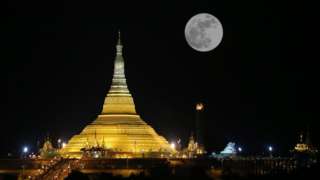 La Luna al lado de la Uppatasanti Pagoda en Birmania, 14 de noviembre, 2016.