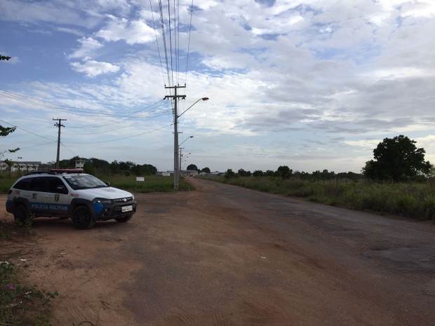 Entrada da unidade está isolada por policiais na manhã desta sexta-feira (6) (Foto: Inaê Brandão/G1 RR)