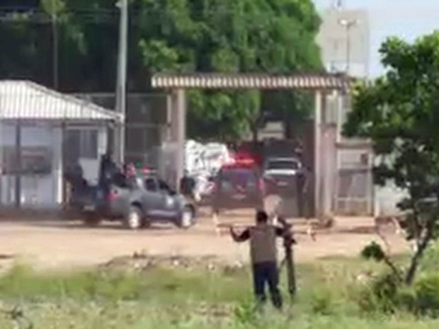 Movimentação na entrada da Penitenciária Agrícola de Monte Cristo, a maior de Roraima, após a morte de dezenas de presos (Foto: Reprodução/GloboNews)