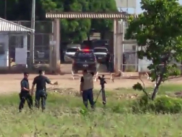 Movimentação na entrada da Penitenciária Agrícola de Monte Cristo, a maior de Roraima, após a morte de dezenas de presos (Foto: Reprodução/GloboNews)