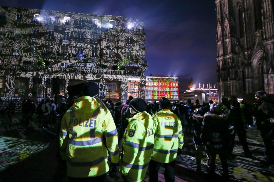 Agentes de policía patrullan ante la catedral de Colonia, Alemania, mien...