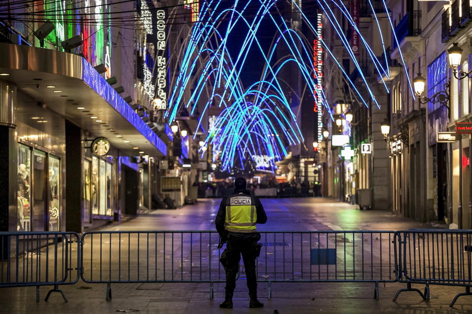 Controles de acceso a Puerta del Sol, en Madrid, España, con motivo de...