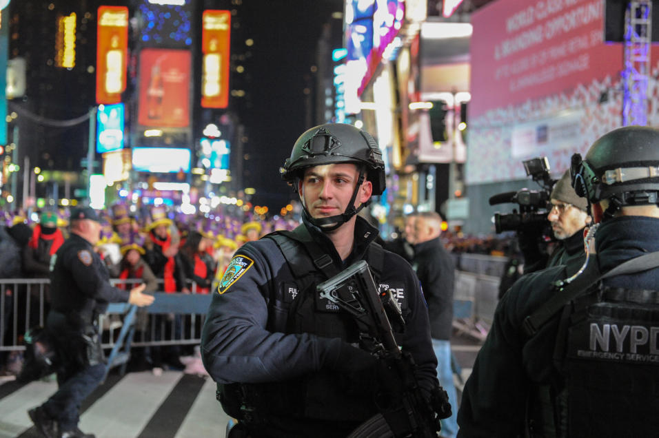 Un miembro de la unidad antiterrorista de Estados Unidos vigila la segur...