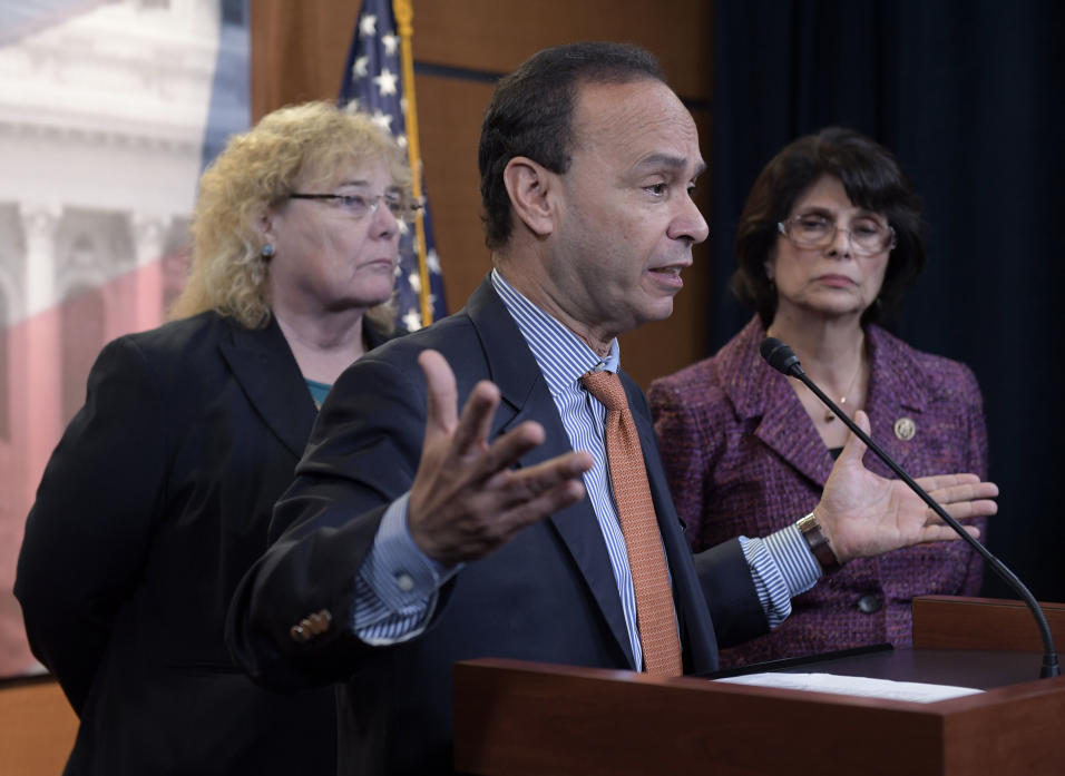 2016 | El congresista Luis Gutierrez y varios demócratas pidieron, tras...