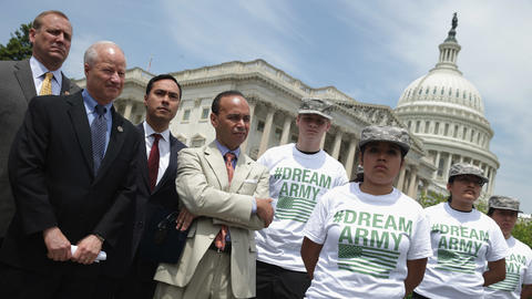 Los congresistas Jeff Denham de California, Mike Coffman de Colorado, Jo...