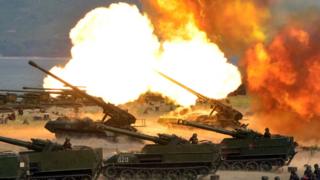 Tanques con cañones lanzan proyectiles en la costa de Corea del Norte.