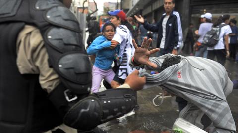 ICE detiene a uno de los jóvenes símbolo de la tortura en Venezuela en s...