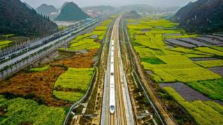 Tren de alta velocidad en la ciudad china de Anshun, en la provincia de Guizhou.